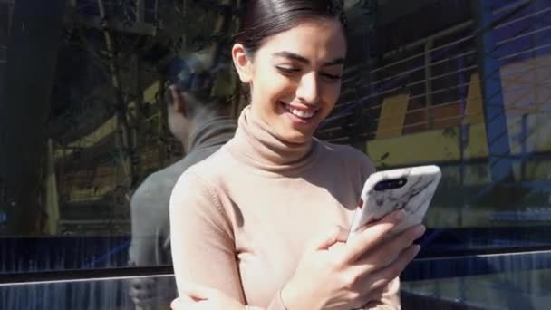 Perská žena pomocí smartphonu sedí na městských schodech — Stock video