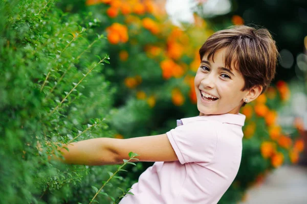 Kleines Mädchen, acht Jahre alt, hat Spaß im Stadtpark. — Stockfoto