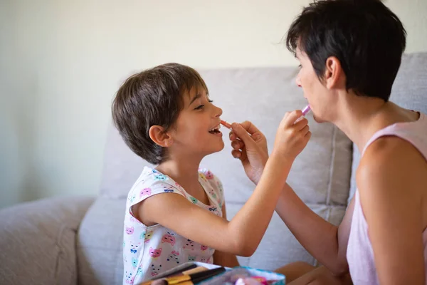 Mãe e sua filhinha fazendo as pazes um pelo outro — Fotografia de Stock