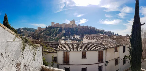 Näkymä Alhambra Granadan Albaicin — kuvapankkivalokuva
