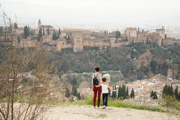 Moeder en kleine dochter kijken naar het Alhambra — Stockfoto