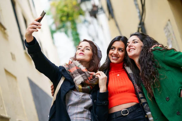 Groep van drie gelukkige vrouw wandelen samen buiten — Stockfoto