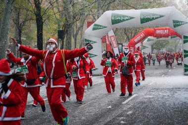 Madrid, İspanya, 8 Aralık 2019: Sokakta koşan Noel Baba kalabalığı