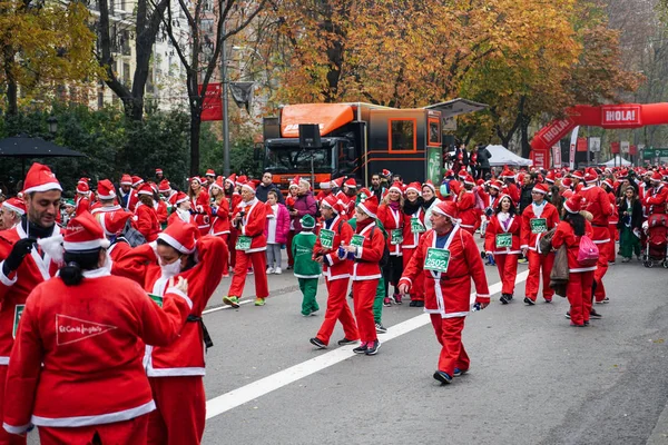 Madrid, İspanya, 8 Aralık 2019: Sokakta koşan Noel Baba kalabalığı