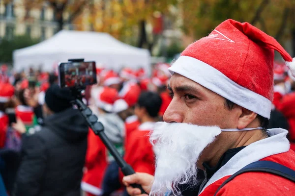 Мадрид, Испания, 8 декабря 2019 года: толпа Санта-Клаусов бежит по улицам — стоковое фото