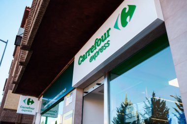Granada, İspanya - 24 Aralık 2019: Carrefour Express süpermarketi