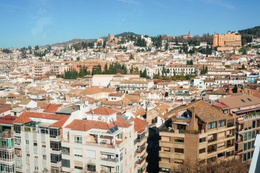 Granada, İspanya - 24 Aralık 2019: Dönme dolaptan alınan Granada 'nın hava manzarası