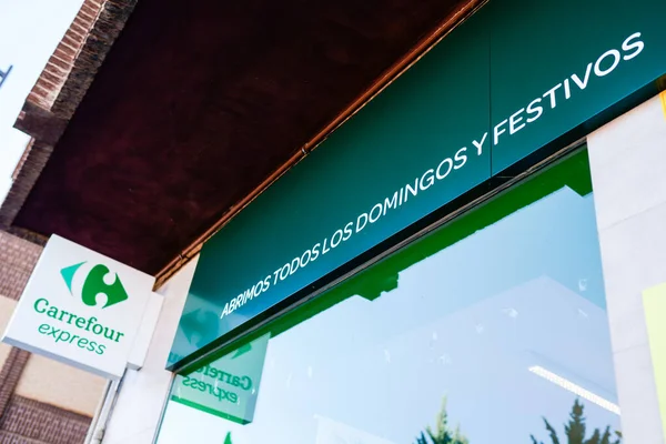 GRANADA, ESPAÑA - 24 DE DICIEMBRE DE 2019: Supermercado Carrefour Express — Foto de Stock