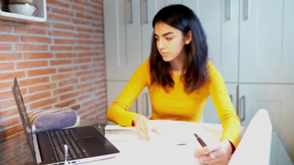 Ženský architekt pracující doma s laptopem a plány — Stock video
