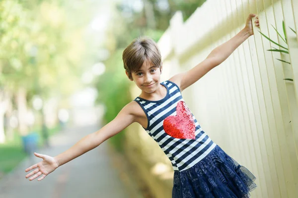 小女孩，八岁，在户外玩得开心. — 图库照片