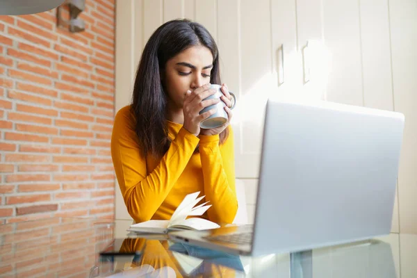 Arquitecta que trabaja en casa con una laptop y planos —  Fotos de Stock