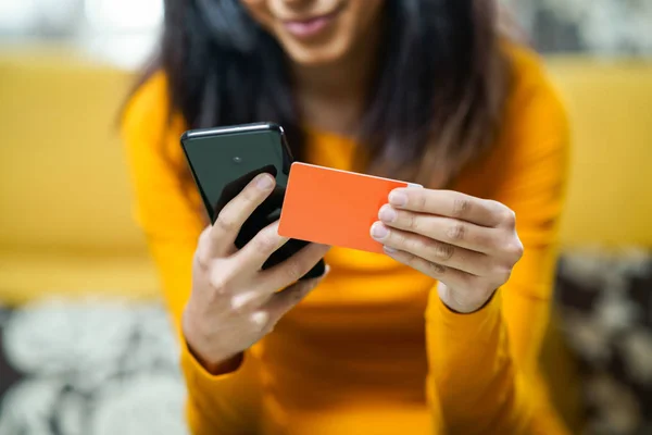 女人用智能手机购物用信用卡付帐 — 图库照片