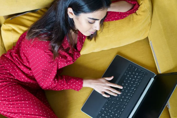 Femme persane à la maison en utilisant un ordinateur portable — Photo