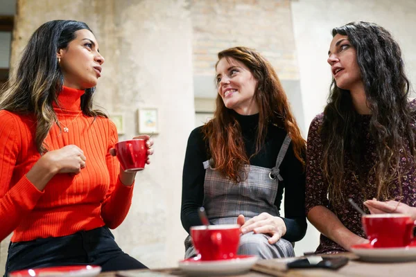 Gruppo di tre amici felici che bevono caffè in un bar. — Foto Stock