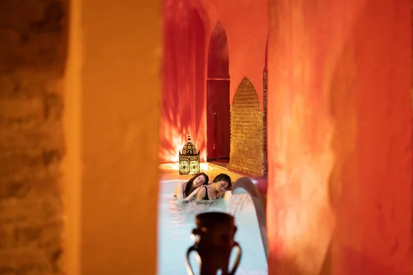 Две женщины наслаждаются арабской баней Хаммам в Гранаде — стоковое фото