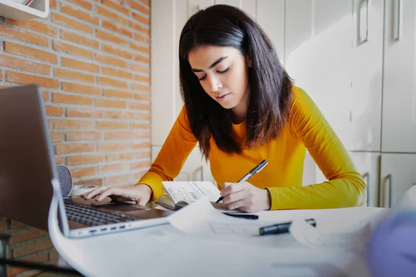 Arquitecta que trabaja en casa con una laptop y planos —  Fotos de Stock