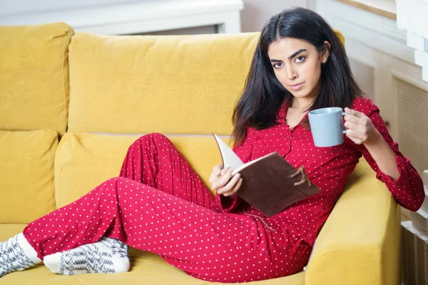 Žena doma na čaj a čtení — Stock fotografie
