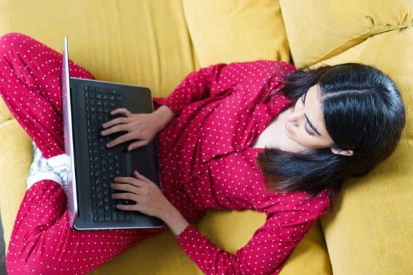 Evde dizüstü bilgisayar kullanan İranlı kadın — Stok fotoğraf