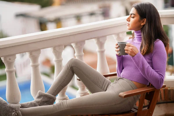 Balkonunda bir fincan kahve içen İranlı kadın. — Stok fotoğraf