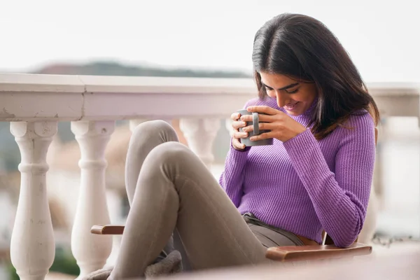 Donna persiana sul balcone con una tazza di caffè — Foto Stock