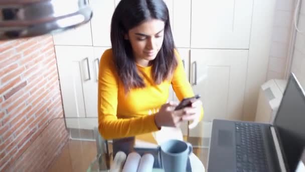 Női építész otthon dolgozik okostelefon használatával. — Stock videók