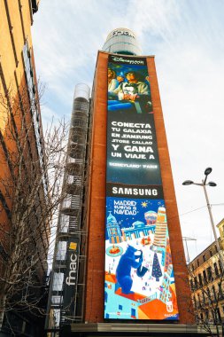 MADRID, İSPAN, 26 ARALIK, 2019. Fnac mağazasının tepesinde mavi gökyüzüne karşı neon işareti.