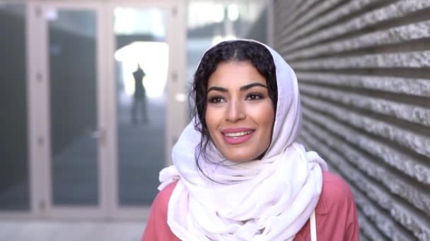 Mujer musulmana joven con pañuelo hijab caminando por el centro de la ciudad . — Vídeo de stock