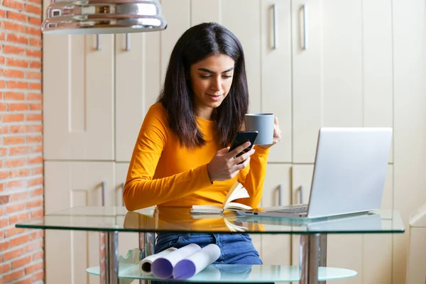 Architecte féminine travaillant à la maison avec un ordinateur portable et des plans — Photo