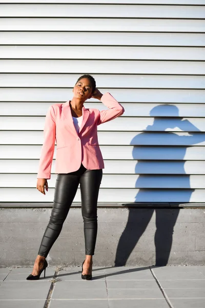 Mulher negra, modelo de moda, em pé na parede urbana — Fotografia de Stock
