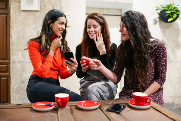 Gruppe von drei glücklichen Freunden beim Kaffeetrinken in einer Café-Bar. — Stockfoto