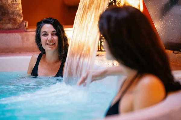 Dos mujeres disfrutando de baños árabes Hammam en Granada — Foto de Stock