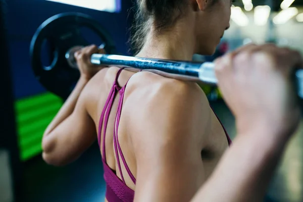 Athletin im Fitnessstudio stemmt Gewichte im Fitnessstudio — Stockfoto
