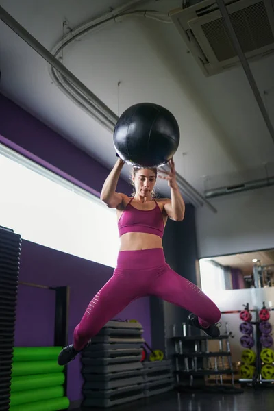 Γυναίκα αθλητής εξάσκηση στον τοίχο βολές μπάλα με μια med μπάλα — Φωτογραφία Αρχείου