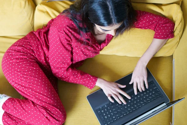 Femme persane à la maison en utilisant un ordinateur portable — Photo
