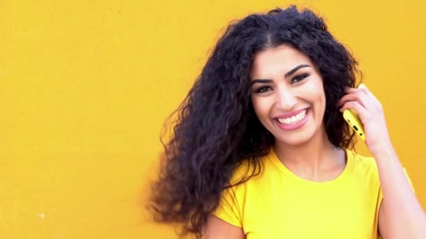Νεαρή Άραβα περιστασιακή γυναίκα στον κίτρινο τοίχο στο δρόμο χαμογελώντας και γελώντας. — Αρχείο Βίντεο