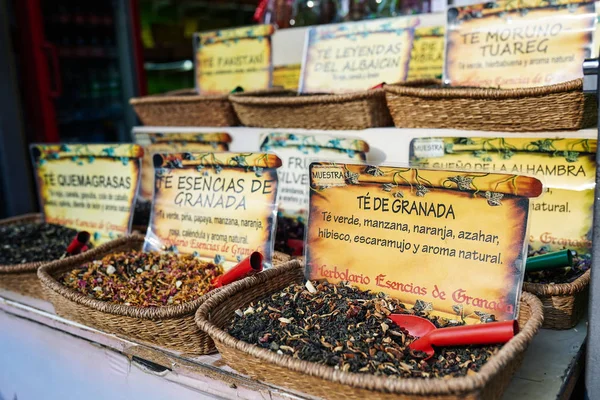 GRANADA, ANDALUSIA, ESPAÑA. 5 DE ENERO DE 2020. Especias en exhibición a la venta en el mercado — Foto de Stock