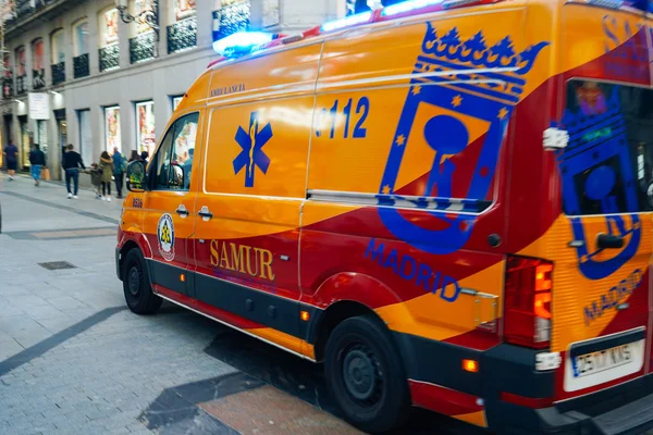 Madrid, España. 26 de diciembre de 2019. ambulancia SAMUR en un servicio de emergencia . — Foto de Stock