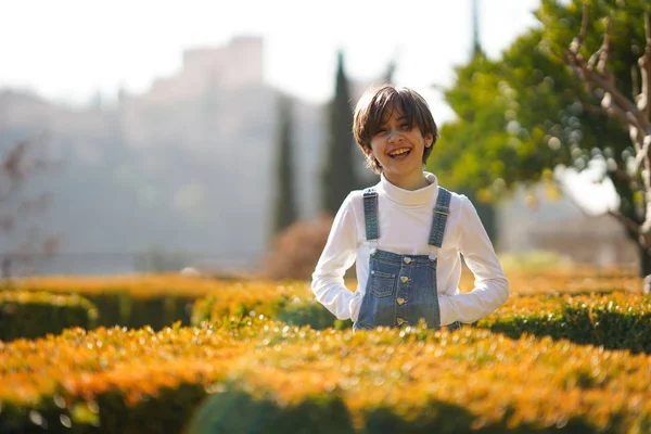 八岁的小女孩在城市公园里玩得很开心 — 图库照片