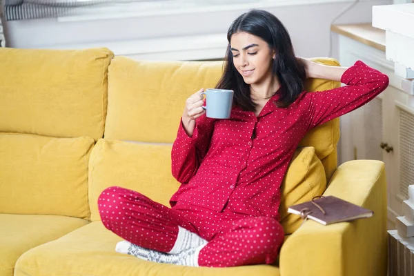 Frau zu Hause beim Tee und Lesen — Stockfoto