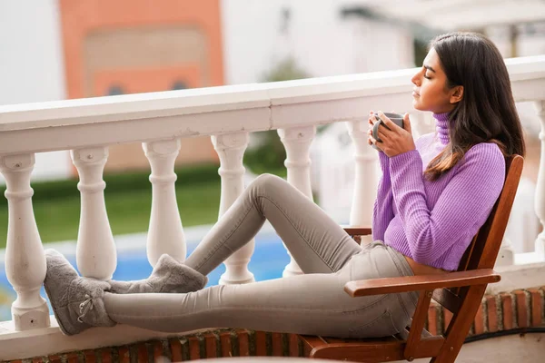 Perská žena na balkóně si dává šálek kávy — Stock fotografie