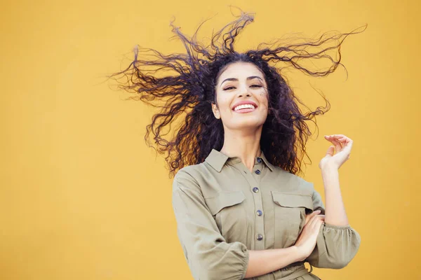 Arabische vrouw met krullend haar bewogen door de wind — Stockfoto