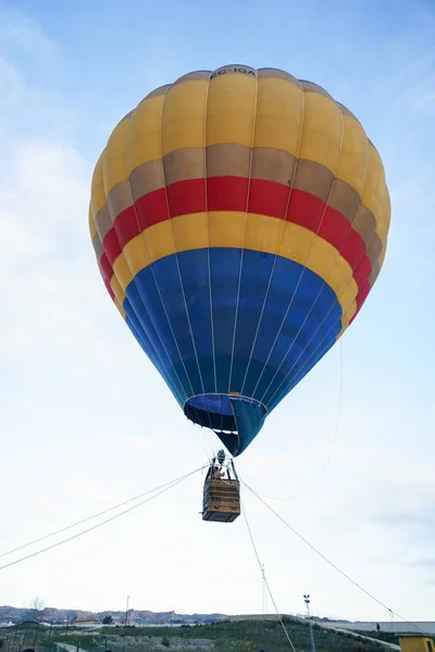 Guadix, Granada, İspanya. 1 Şubat. Aeroestacion Festivali 'nde tutsak balonlar. — Stok fotoğraf