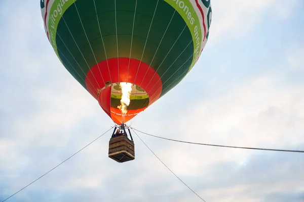 Guadix, Granada, Španělsko. 1. února. Zajaté balónky na festivalu Aeroestacion. — Stock fotografie