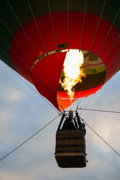 スペイン・グラナダのグアディックス。2月1日航空祭における気球の捕獲. — ストック写真