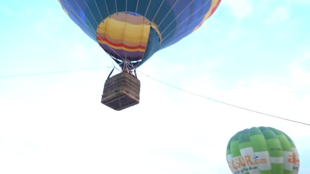 Captive balloons in Aeroestacion Festival in Guadix — Stock Video