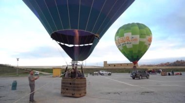 Guadix 'teki Aeroestacion Festivali' nde tutsak balonlar