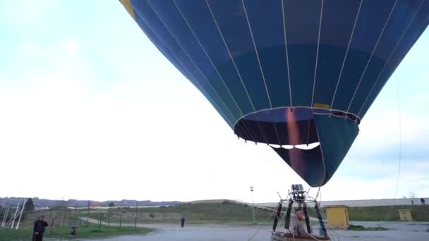 Αιχμάλωτο μπαλόνι ανάβει τους καυστήρες για να ξεκινήσει η πτήση. — Αρχείο Βίντεο