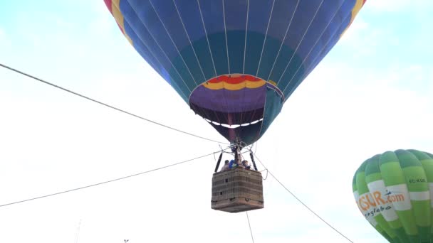 Uwięzione balony na festiwalu Aeroestacion w Guadix — Wideo stockowe