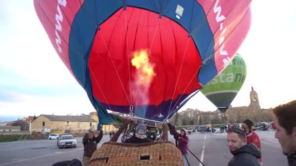 Globo cautivo encendiendo los quemadores para iniciar el vuelo . — Vídeos de Stock