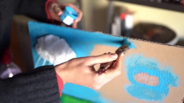 Tarea de ciclo de pintura de modelo de agua por una mujer . — Vídeos de Stock